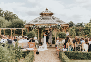 Read more about the article Secret Garden Ceremonies: Keindahan Pernikahan di Taman Tersembunyi